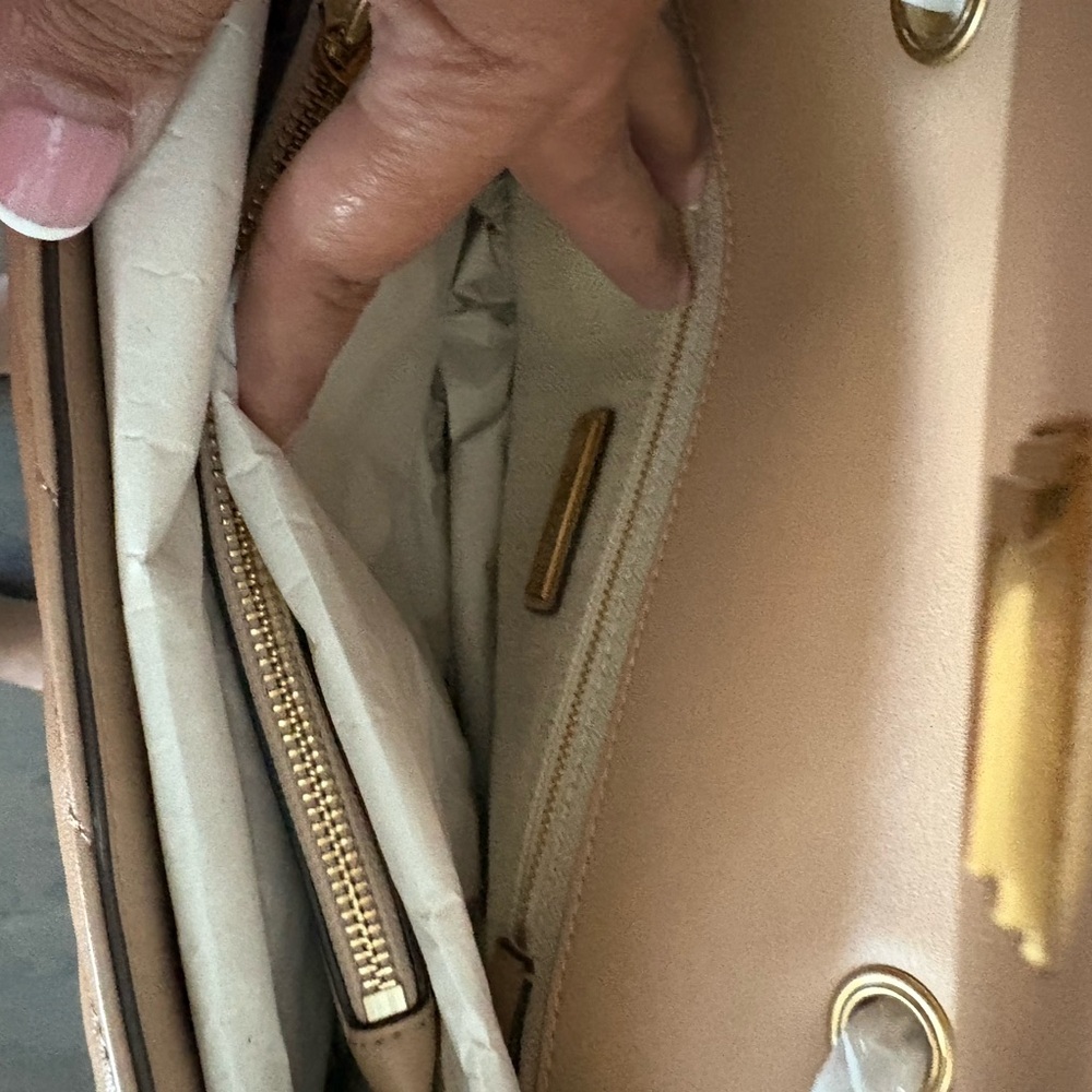 Tory Burch Kira Tan Quilted Women's Bag. Medium - Picture 3 of 4